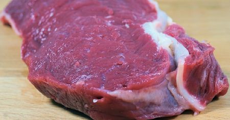 Jak przechowywać mięso bez lodówki? Dzięki babcinej metodzie poleży nawet 3 lata
