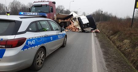 Śląsk. Mięso wieprzowe wysypało się na jezdnię, spore utrudnienia