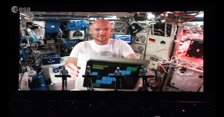 Wyjątkowy gość podczas koncertu Kraftwerk. Na ekranie pojawił się astronauta