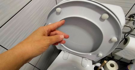 Nanieś na plamy. Żółta deska sedesowa odzyska śnieżnobiały kolor