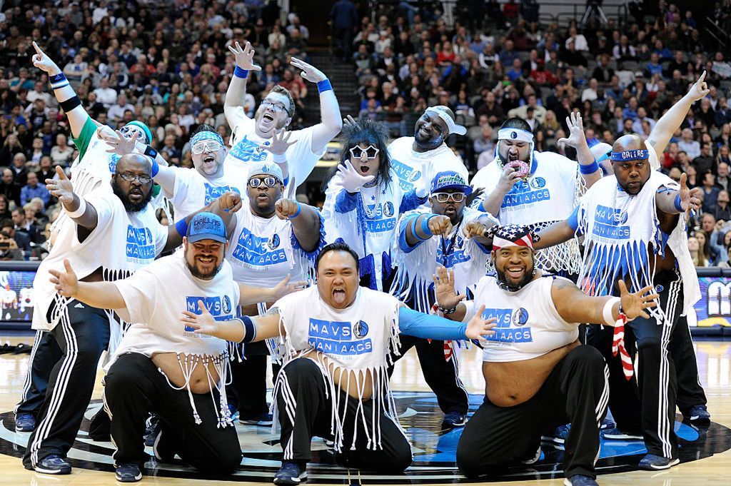 Męski zespół Mavs ManiAACs zatrudniony przez Dallas Mavericks 