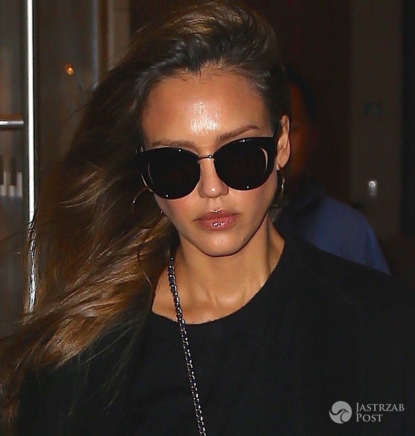 Jessica Alba w ciąży na lotnisku