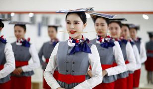 Słomka między zębami i książka na głowie, czyli nietypowe metody szkolenia chińskich stewardes