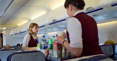 Patrzą na jedną rzecz, gdy wchodzisz na pokład. Sekret stewardess
