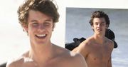 Shawn Mendes bez koszulki na plaży. Ciało ma piękne, ale co się stało z jego paznokciami? Fani aż przecierają oczy z niedowierzania