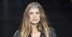 Agyness Deyn na wybiegu Saint Laurent