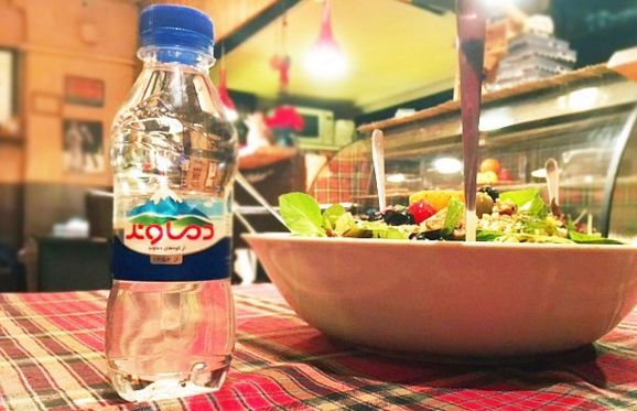 Wszystko zaczęło się rozprzestrzeniać w 1970 roku, gdy największą popularnością cieszyły się napoje typu cola. Bardzo szybko ludzie zorientowali się, że nie jest to zbyt zdrowe i lepiej pić wodę z kranu. Naprzeciw tym oczekiwaniom w mgnieniu oka wyszli producenci, którzy zdecydowali się na sprzedaż wody w plastikowych butelkach. Na początku ludzie się z tego śmiali, ponieważ uważali, że taki interes przypomina handel powietrzem, czyli czymś, co jest po prostu oczywiste. Z tego właśnie powodu producenci zaczęli używać w reklamach haseł zniechęcających do picia wody z kranu. Sugerowano, że jest szkodliwa i służy tylko i wyłącznie do mycia naczyń i do kąpieli. Szybko także zajęto się szatą graficzną butelek, na których zaczęły pojawiać się pasma górskie.