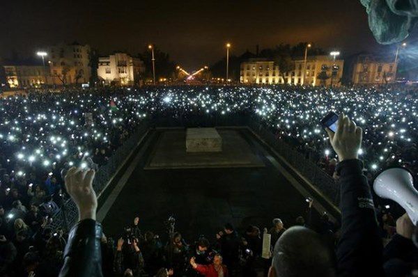 Węgry: masowe protesty przeciwko opodatkowaniu internetu