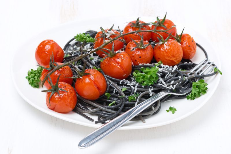 Gotowanie na ekranie: czarne spaghetti z bakłażanem