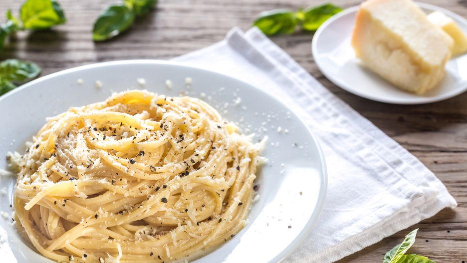 Wystarczą tylko cztery składniki. Oryginalny przepis na spaghetti cacio e pepe