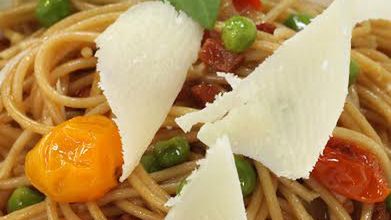 Spaghetti z boczkiem i zielonym groszkiem. Szybko i smacznie