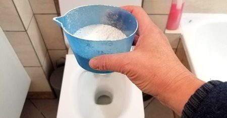 Wystarczy wsypać jedną miarkę do toalety.  Świetnie czyści i ładnie pachnie