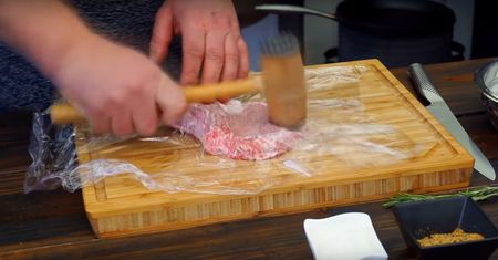 Jak rozbijać schab na kotlety, żeby się nie porwał? Nigdy nie zapominaj o kluczowej zasadzie