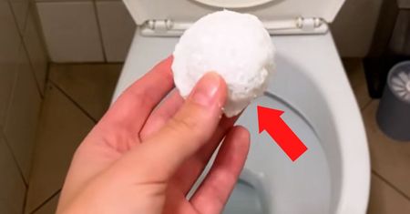 Przepis na buzujące kule do WC. Wystarczy wrzucić do muszli, gdy nie masz czasu sprzątać