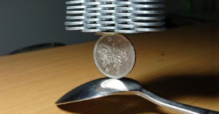 Daj mu trochę drobnych. Zobaczysz, co wyczaruje