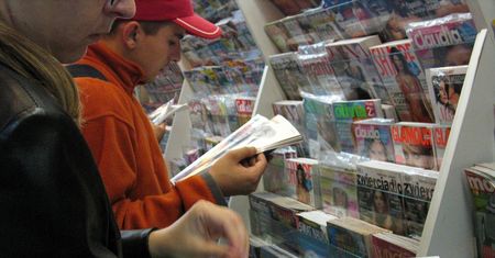 Rekordowy spadek sprzedaży "Gazety Polskiej" i "Sieci". Rynek tygodników opinii kurczy się