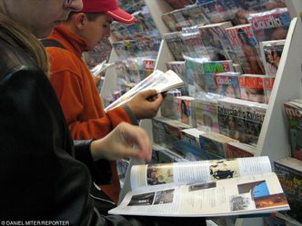 Rekordowy spadek sprzedaży "Gazety Polskiej" i "Sieci". Rynek tygodników opinii kurczy się