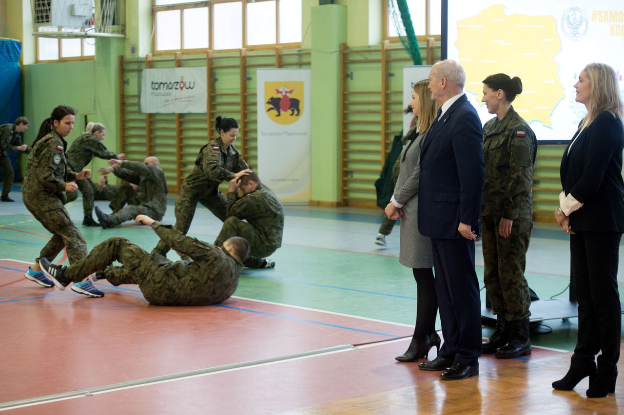 Macierewicz wśród kobiet. Zobacz, czego uczą się Polki