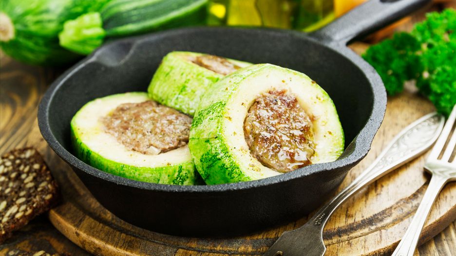 Mielone w cukinii. Prosty sposób na faszerowane warzywa