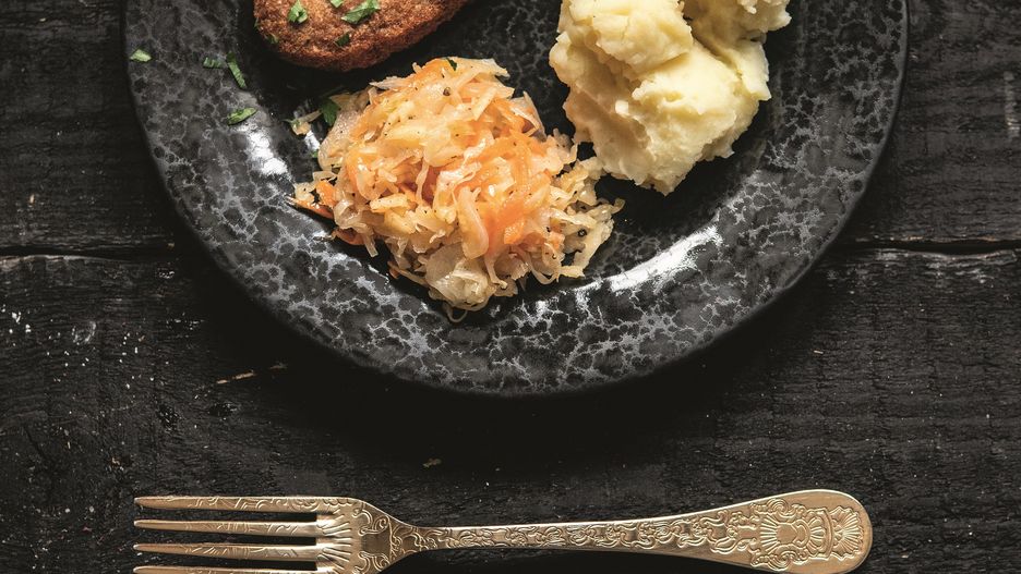 Kotlety rybne, purée ziemniaczane i surówka z kiszonej kapusty