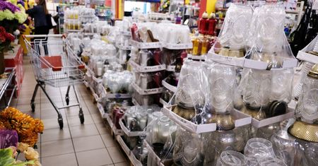 Wszystkich Świętych 2019. Które sklepy otwarte 1 listopada. Czy dziś obowiązuje zakaz handlu?