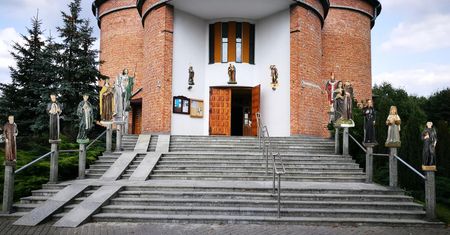 Figury świętych zdemolowane. Stały zaledwie miesiąc