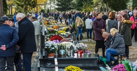 Kwiaty i znicze to jeszcze nie wszystko. Zobacz, jak łatwo stracić prawa do grobu