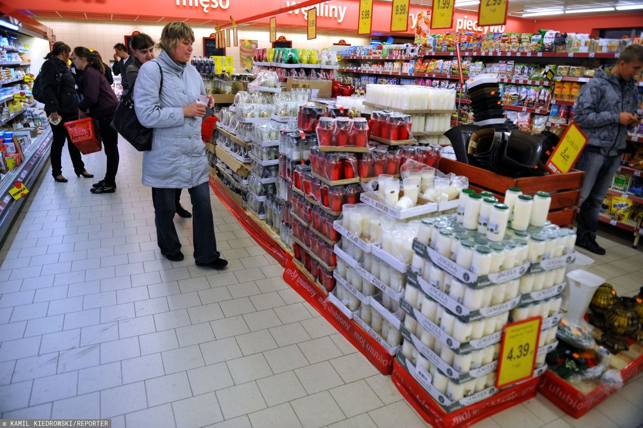 Znicze i wiązanki na Wszystkich Świętych 2019. Gdzie najtaniej? [Biedronka, Lidl, Carrefour, Tesco]