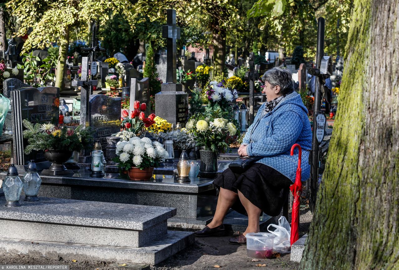 Kradną znicze, kwiaty, a nawet grabie. Złodzieje grasują po cmentarzach nie tylko we Wszystkich Świętych