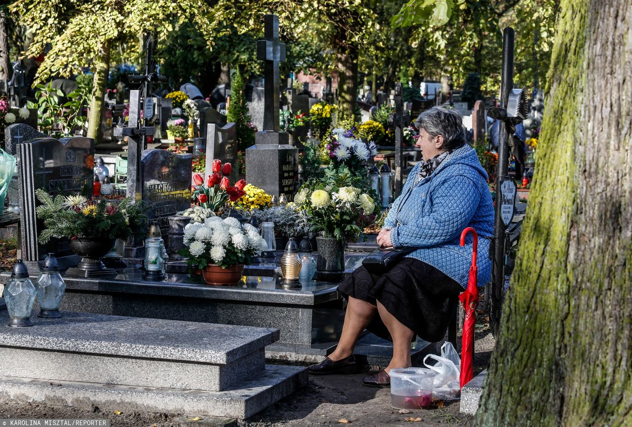 Kradną znicze, kwiaty, a nawet grabie. Złodzieje grasują po cmentarzach nie tylko we Wszystkich Świętych