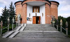 Figury świętych zdemolowane. Stały zaledwie miesiąc