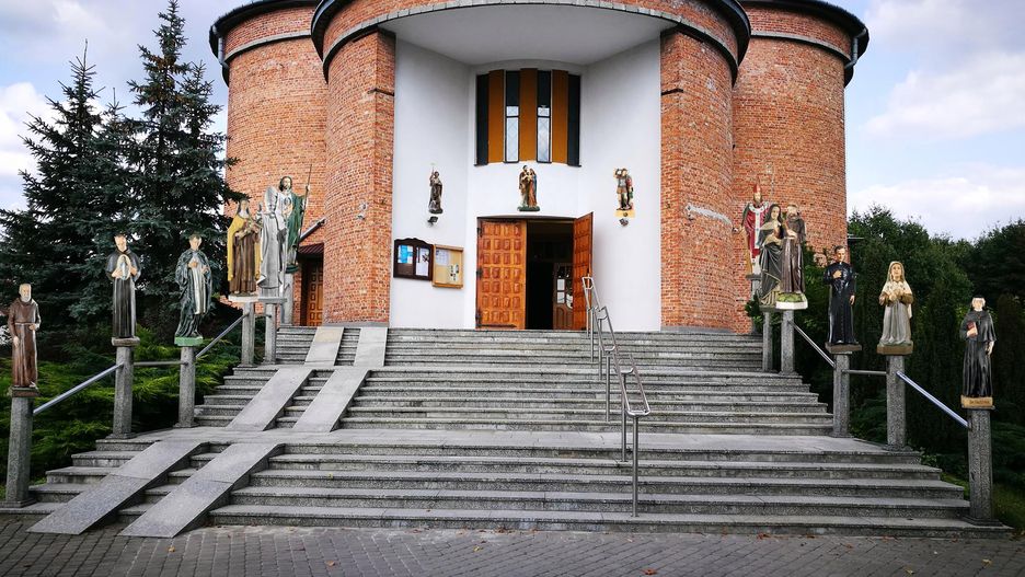 Wandale zdemolowali Aleję Świętych przy kościele parafialnym w Zarzeczu