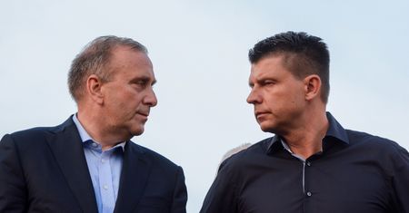 Nowość w garażu Schetyny. Petru świetnie zarabia na doradztwie