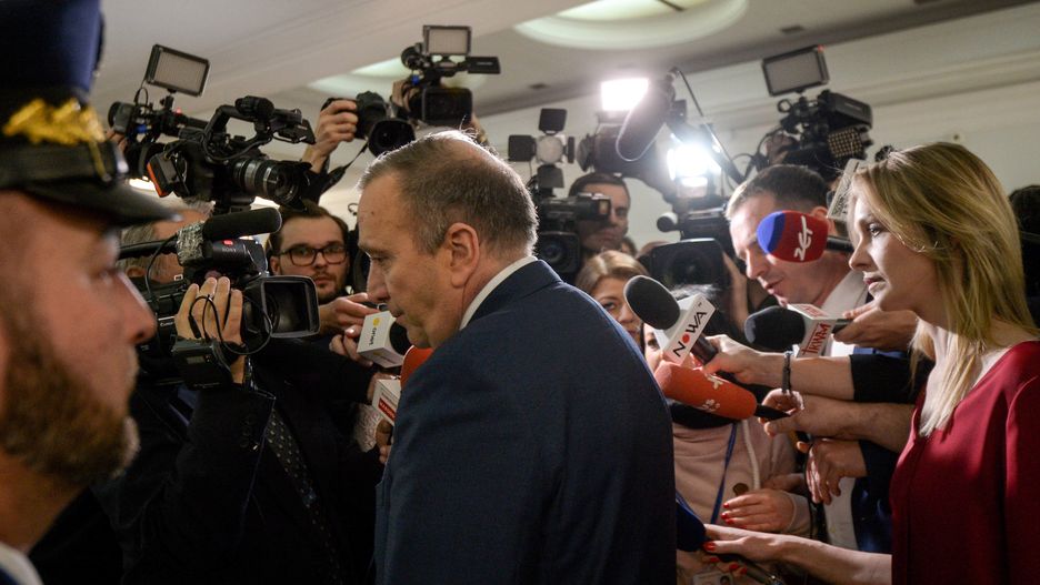 Grzegorz Schetyna wychodzi z posiedzenia zarządu PO, na którym zdecydowano o usunięciu trojga posłów