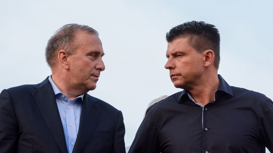 Grzegorz Schetyna, lider Platformy Obywatelskiej, zaoszczędził 400 tys. zł, a były lider Nowoczesnej w Ryszard Petru Consulting zarobił 216 tys. zł.