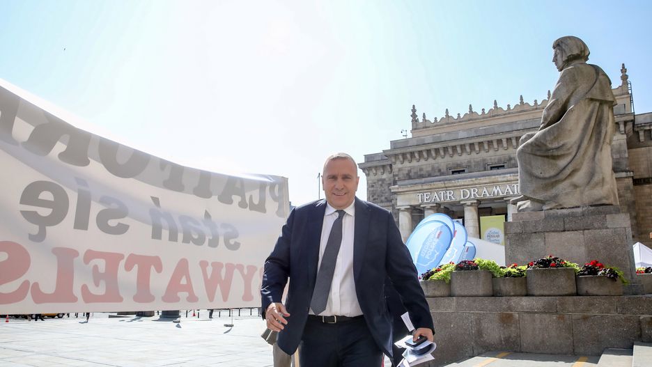 Grzegorz Schetyna, lider PO. Za nim transparent z napisem: "Platformo, stań się obywatelska!"