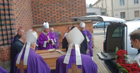 Abp Juliusz Paetz pochowany w Poznaniu. Ochrona w katedrze