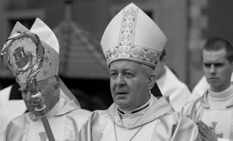 Oskarżany o molestowanie seksualne kleryków abp. Juliusz Paetz pochowany w Poznaniu. Wejścia do bram katedry strzegła ochrona
