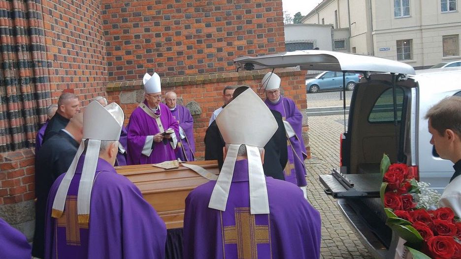 Pogrzeb abpa seniora Juliusza Paetza. Trumna z ciałem hierarchy rano opuściła katedrę poznańską