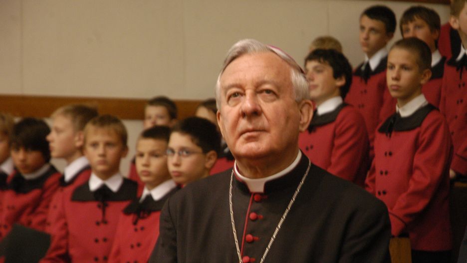 W 2002 roku media ujawniły, że duchowny molestował seksualnie młodych kleryków i księży