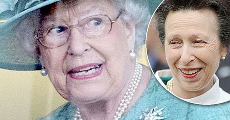 Królowa Elżbieta II ma sztuczną rękę! Wstydliwy sekret ujawniła jej własna córka!