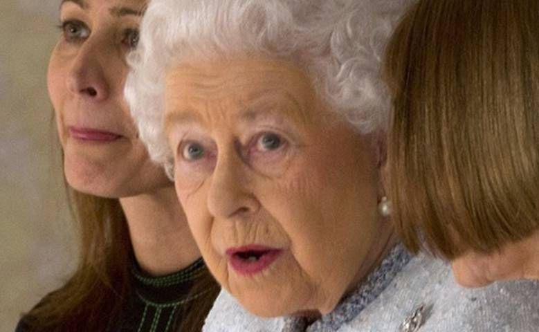 Wszyscy przecierali oczy z niedowierzania! Królowa Elżbieta II po raz pierwszy w historii przyszła na pokaz mody! Czyj?