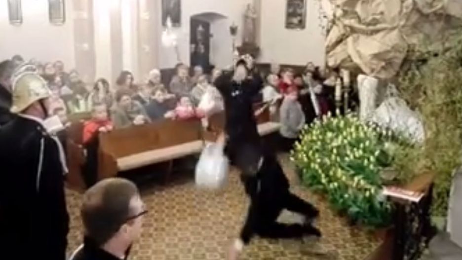 Masza rezurekcyjna w Miejscu Piastowym. Efektowny upadek strażaków.