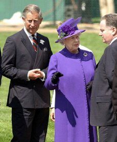 Królowa nie przyjedzie na ślub Karola i Camilli