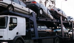 Polacy kupują kopcące graty. Tak smog wjeżdża do Polski