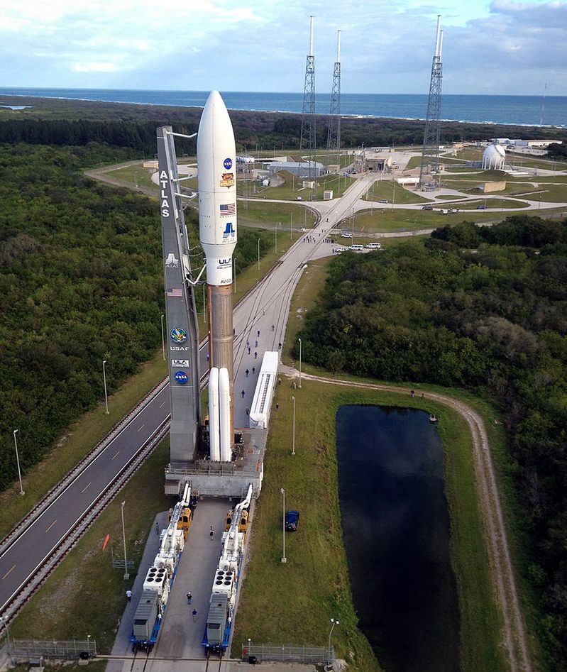 Rakieta nośna Atlas V w trakcie przygotowań do startu 