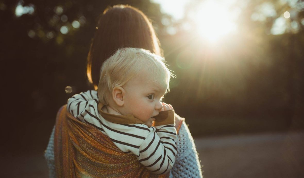 Mały Władzio zawinięty w chustę na plecach Moniki 