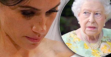 Co się stało?! Królowa Elżbieta II usunęła ze swojego biurka portret Meghan Markle. Jej miejsce zajął ktoś inny!