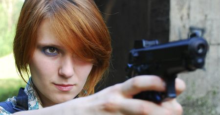 Zatrudnią 120 kobiet umiejących posługiwać się bronią