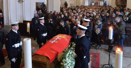 Pogrzeb Pawła Adamowicza. Tłumy żegnają prezydenta